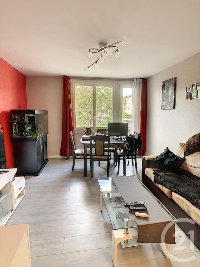Appartement F3 à vendre - 3 pièces - 56.14 m2 - CLERMONT FERRAND - 63 - AUVERGNE - Century 21 Stéphane Roume Immobilier Appartement F3 à vendre - 3 pièces - 56.14 m2 - CLERMONT FERRAND - 63 - AUVERGNE - Century 21 Stéphane Roume Immobilier