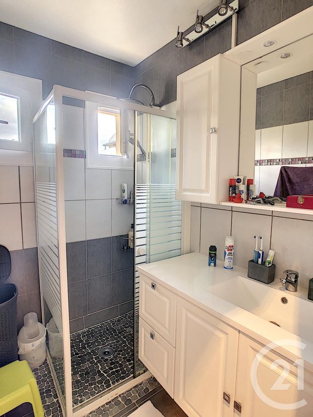 Appartement F3 à vendre - 3 pièces - 56.14 m2 - CLERMONT FERRAND - 63 - AUVERGNE - Century 21 Stéphane Roume Immobilier Appartement F3 à vendre - 3 pièces - 56.14 m2 - CLERMONT FERRAND - 63 - AUVERGNE - Century 21 Stéphane Roume Immobilier