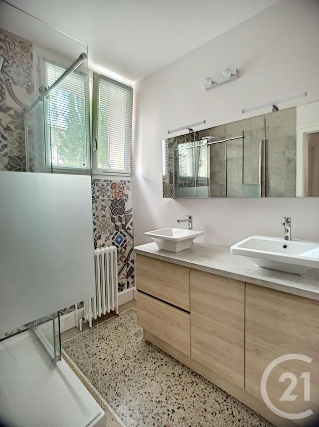 Appartement F5 à vendre - 5 pièces - 102.16 m2 - CLERMONT FERRAND - 63 - AUVERGNE - Century 21 Stéphane Roume Immobilier Appartement F5 à vendre - 5 pièces - 102.16 m2 - CLERMONT FERRAND - 63 - AUVERGNE - Century 21 Stéphane Roume Immobilier