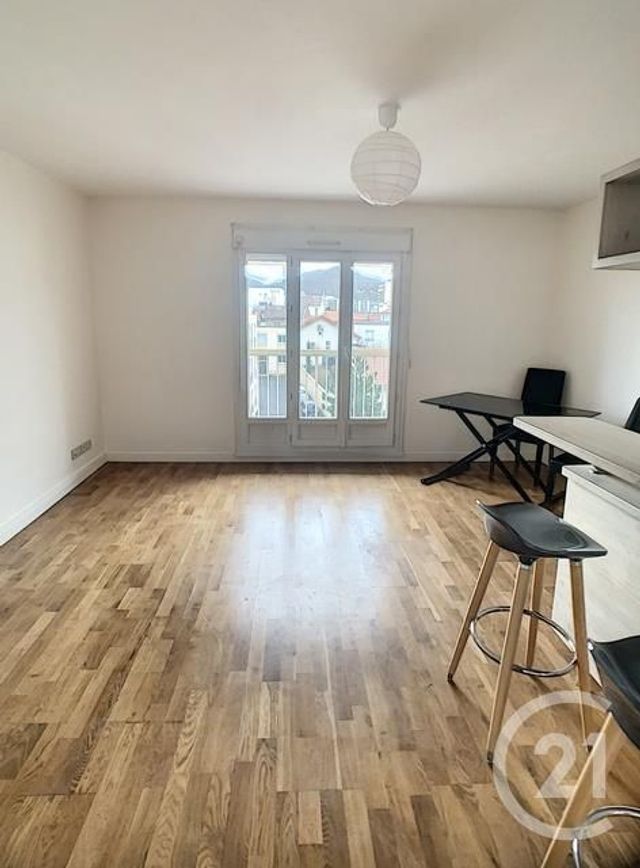 Appartement F2 à louer - 2 pièces - 38.0 m2 - CLERMONT FERRAND - 63 - AUVERGNE - Century 21 Stéphane Roume Immobilier Appartement F2 à louer - 2 pièces - 38.0 m2 - CLERMONT FERRAND - 63 - AUVERGNE - Century 21 Stéphane Roume Immobilier