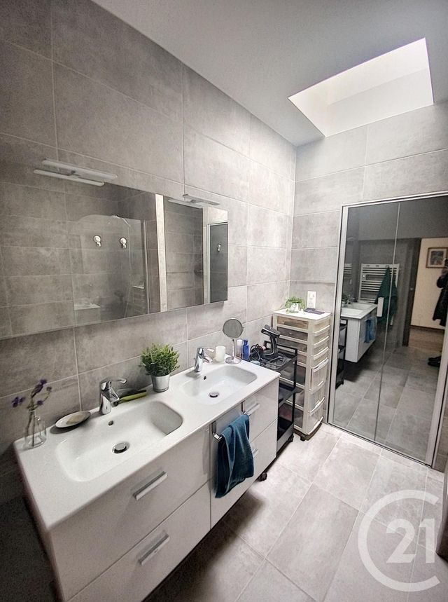 Appartement F4 à louer - 4 pièces - 126.0 m2 - CLERMONT FERRAND - 63 - AUVERGNE - Century 21 Stéphane Roume Immobilier Appartement F4 à louer - 4 pièces - 126.0 m2 - CLERMONT FERRAND - 63 - AUVERGNE - Century 21 Stéphane Roume Immobilier