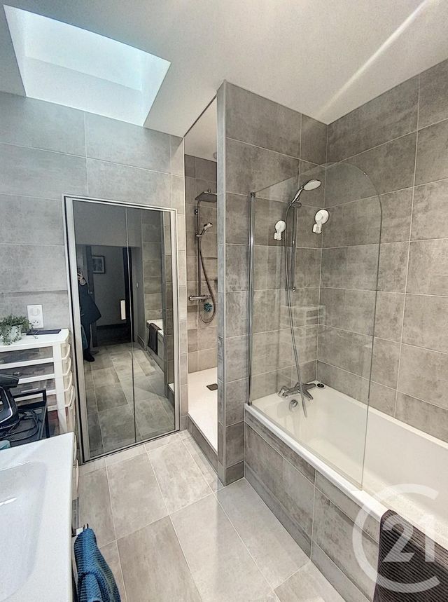 Appartement F4 à louer - 4 pièces - 126.0 m2 - CLERMONT FERRAND - 63 - AUVERGNE - Century 21 Stéphane Roume Immobilier Appartement F4 à louer - 4 pièces - 126.0 m2 - CLERMONT FERRAND - 63 - AUVERGNE - Century 21 Stéphane Roume Immobilier