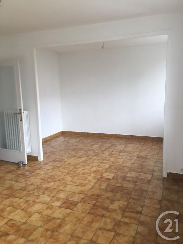 Appartement F5 à louer - 5 pièces - 79.08 m2 - CLERMONT FERRAND - 63 - AUVERGNE - Century 21 Stéphane Roume Immobilier Appartement F5 à louer - 5 pièces - 79.08 m2 - CLERMONT FERRAND - 63 - AUVERGNE - Century 21 Stéphane Roume Immobilier