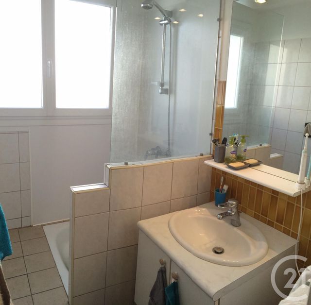 Appartement F5 à louer - 5 pièces - 79.08 m2 - CLERMONT FERRAND - 63 - AUVERGNE - Century 21 Stéphane Roume Immobilier Appartement F5 à louer - 5 pièces - 79.08 m2 - CLERMONT FERRAND - 63 - AUVERGNE - Century 21 Stéphane Roume Immobilier