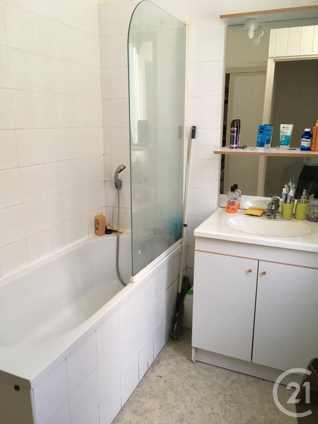 Appartement F2 à louer - 2 pièces - 48.01 m2 - CLERMONT FERRAND - 63 - AUVERGNE - Century 21 Stéphane Roume Immobilier Appartement F2 à louer - 2 pièces - 48.01 m2 - CLERMONT FERRAND - 63 - AUVERGNE - Century 21 Stéphane Roume Immobilier