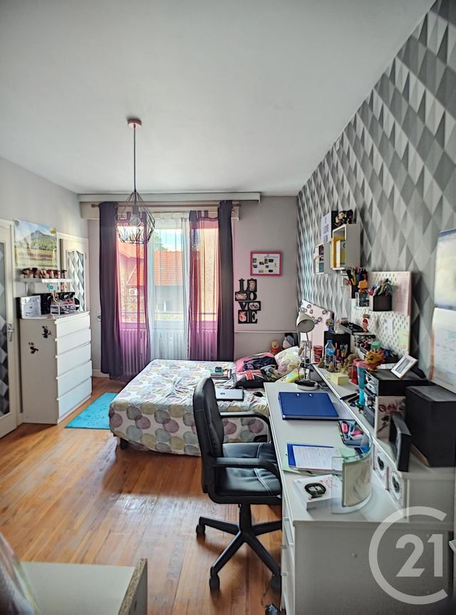 Afficher la photo en grand Appartement F4 à vendre - 4 pièces - 100.0 m2 - CLERMONT FERRAND - 63 - AUVERGNE - Century 21 Stéphane Roume Immobilier