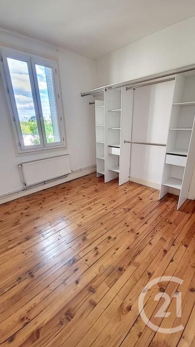 Afficher la photo en grand Appartement F3 à louer - 4 pièces - 60.0 m2 - CLERMONT FERRAND - 63 - AUVERGNE - Century 21 Stéphane Roume Immobilier