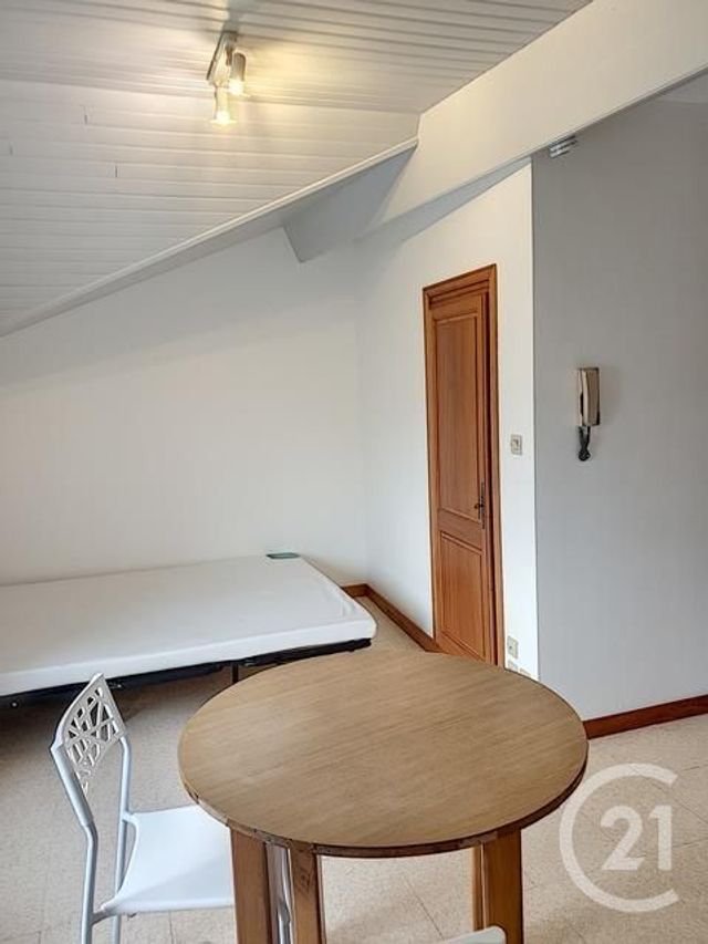 Afficher la photo en grand Studio à louer - 1 pièce - 20.0 m2 - CLERMONT FERRAND - 63 - AUVERGNE - Century 21 Stéphane Roume Immobilier