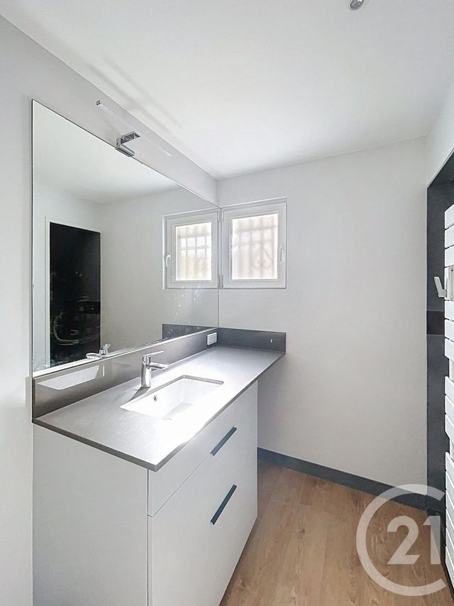 Afficher la photo en grand Appartement F3 à vendre - 3 pièces - 54.32 m2 - CLERMONT FERRAND - 63 - AUVERGNE - Century 21 Stéphane Roume Immobilier