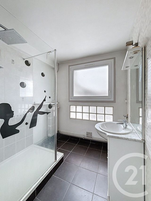 Appartement F3 à vendre - 3 pièces - 62.3 m2 - CLERMONT FERRAND - 63 - AUVERGNE - Century 21 Stéphane Roume Immobilier