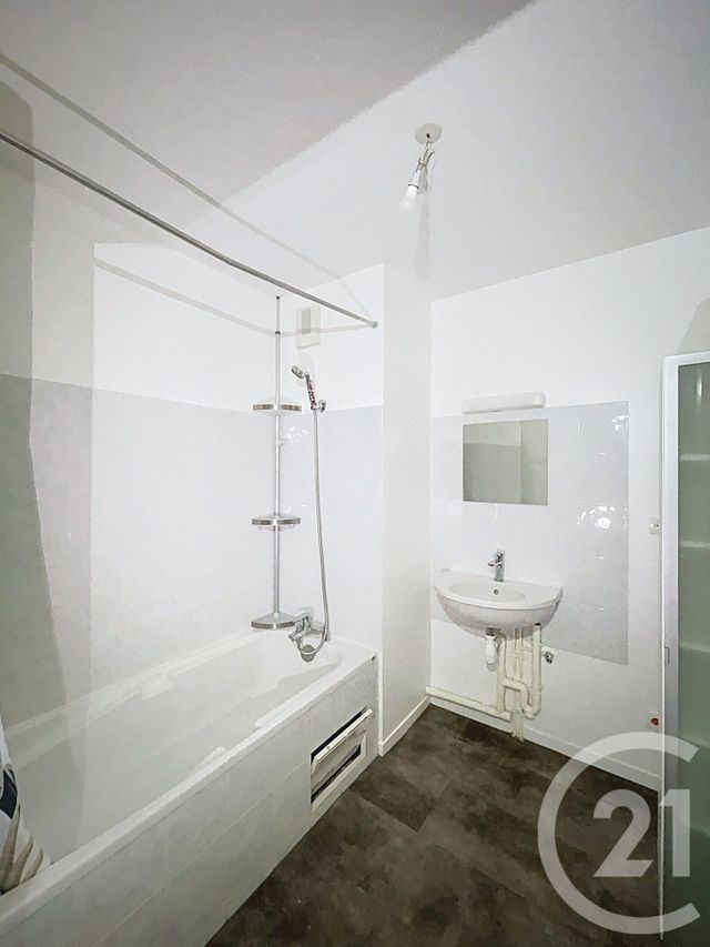 Afficher la photo en grand Appartement F3 à vendre - 3 pièces - 65.15 m2 - CLERMONT FERRAND - 63 - AUVERGNE - Century 21 Stéphane Roume Immobilier