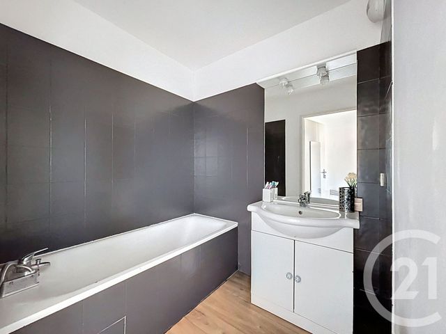 Afficher la photo en grand Appartement F4 à vendre - 4 pièces - 65.55 m2 - CLERMONT FERRAND - 63 - AUVERGNE - Century 21 Stéphane Roume Immobilier