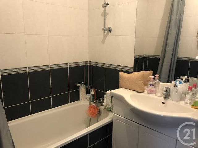 Appartement F3 à louer - 3 pièces - 61.94 m2 - CLERMONT FERRAND - 63 - AUVERGNE - Century 21 Stéphane Roume Immobilier