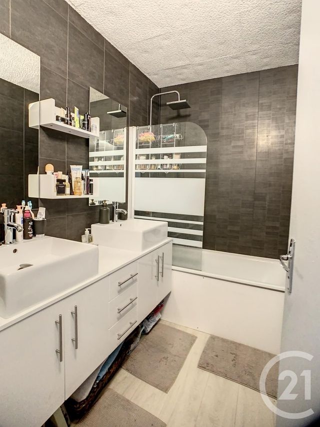 Appartement F3 à louer - 3 pièces - 77.14 m2 - CLERMONT FERRAND - 63 - AUVERGNE - Century 21 Stéphane Roume Immobilier