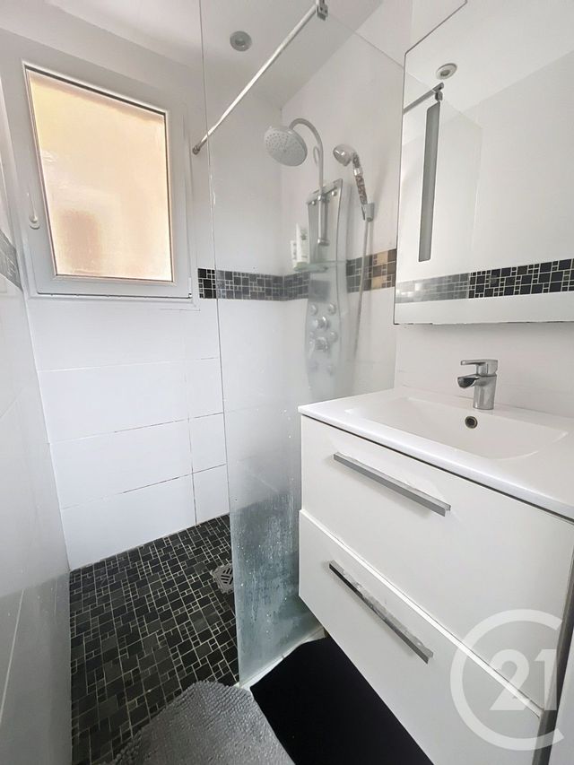 Appartement F2 à louer - 2 pièces - 30.66 m2 - CLERMONT FERRAND - 63 - AUVERGNE - Century 21 Stéphane Roume Immobilier