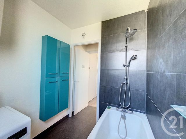 Appartement à louer - 3 pièces - 62.13 m2 - CLERMONT FERRAND - 63 - AUVERGNE - Century 21 Stéphane Roume Immobilier