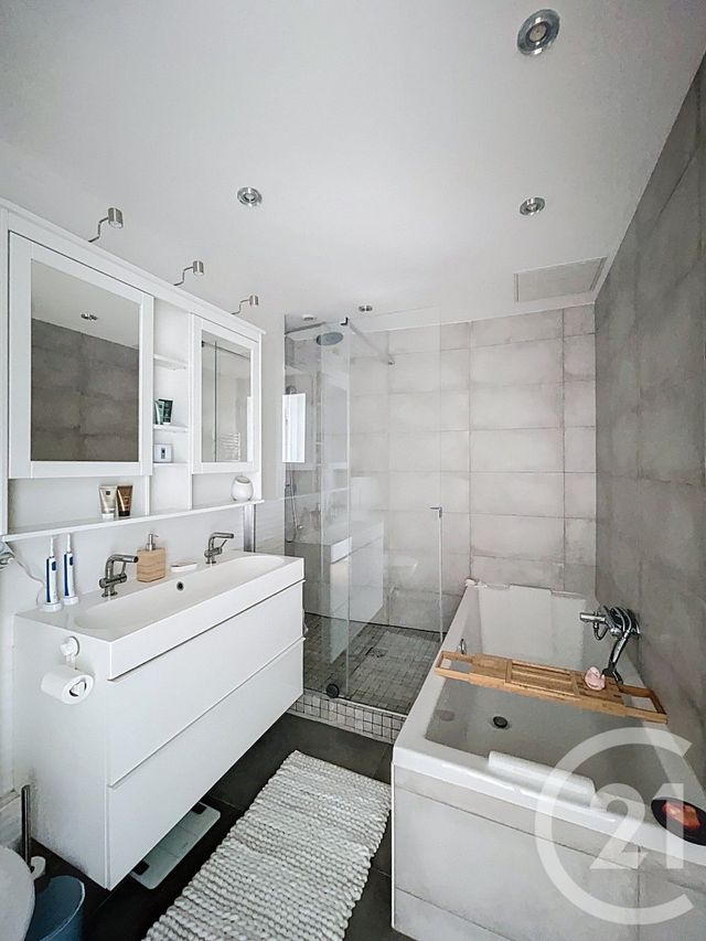 Appartement F4 à vendre - 4 pièces - 84.23 m2 - CLERMONT FERRAND - 63 - AUVERGNE - Century 21 Stéphane Roume Immobilier