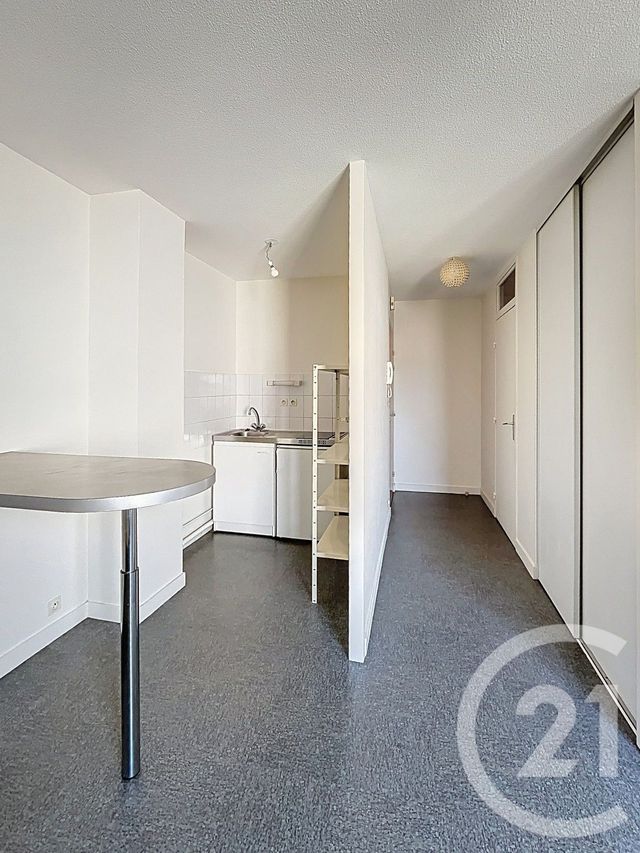 Appartement Studio à louer - 1 pièce - 29.1 m2 - CLERMONT FERRAND - 63 - AUVERGNE - Century 21 Stéphane Roume Immobilier