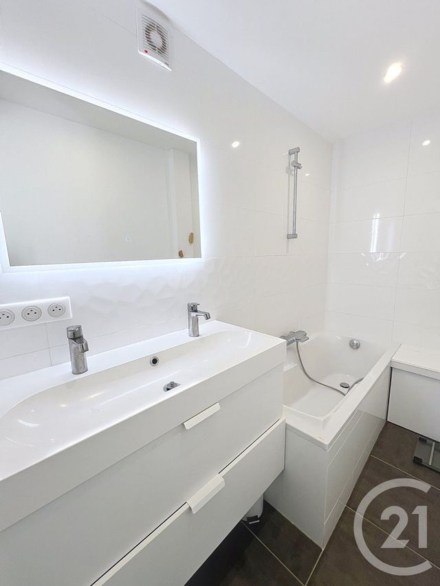 Appartement F3 à louer - 3 pièces - 74.05 m2 - CHAMALIERES - 63 - AUVERGNE - Century 21 Stéphane Roume Immobilier