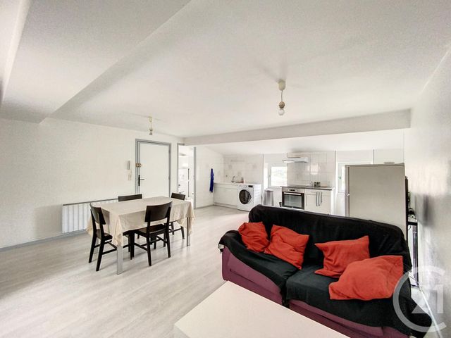 Appartement F3 à louer - 3 pièces - 63.79 m2 - LA ROCHE BLANCHE - 63 - AUVERGNE - Century 21 Stéphane Roume Immobilier