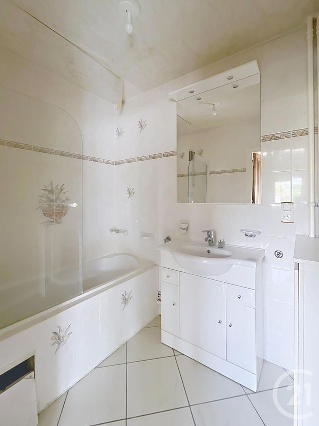 Appartement F2 à louer - 2 pièces - 47.39 m2 - CHAMALIERES - 63 - AUVERGNE - Century 21 Stéphane Roume Immobilier