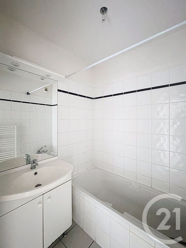 Appartement F2 à vendre - 2 pièces - 41.89 m2 - CLERMONT FERRAND - 63 - AUVERGNE - Century 21 Stéphane Roume Immobilier