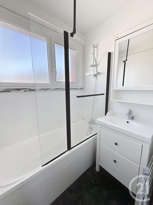 Appartement F4 à louer - 5 pièces - 63.15 m2 - CLERMONT FERRAND - 63 - AUVERGNE - Century 21 Stéphane Roume Immobilier