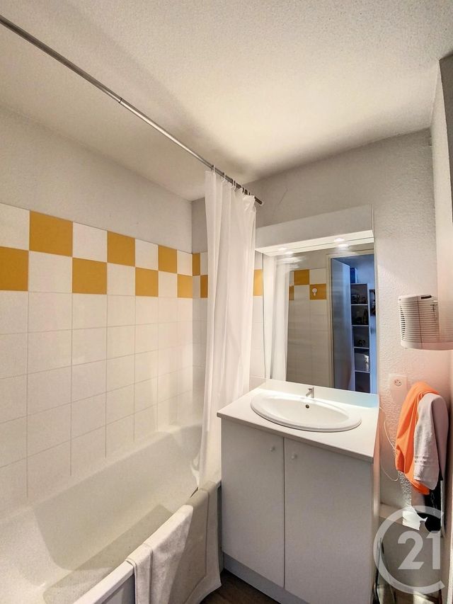 Appartement F1 à vendre - 1 pièce - 18.0 m2 - CLERMONT FERRAND - 63 - AUVERGNE - Century 21 Stéphane Roume Immobilier