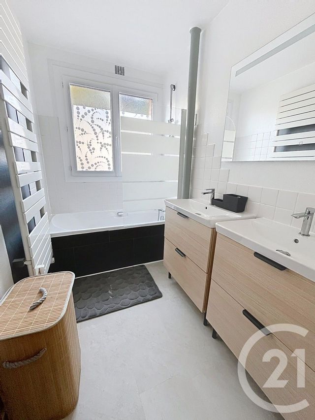 Appartement F3 à louer - 3 pièces - 68.44 m2 - CHAMALIERES - 63 - AUVERGNE - Century 21 Stéphane Roume Immobilier