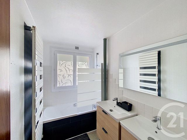 Appartement F3 à louer - 3 pièces - 68.44 m2 - CHAMALIERES - 63 - AUVERGNE - Century 21 Stéphane Roume Immobilier