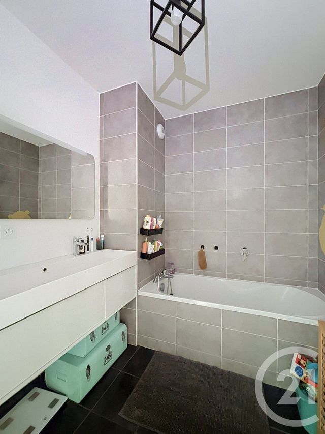 Appartement F3 à vendre - 3 pièces - 62.0 m2 - CLERMONT FERRAND - 63 - AUVERGNE - Century 21 Stéphane Roume Immobilier