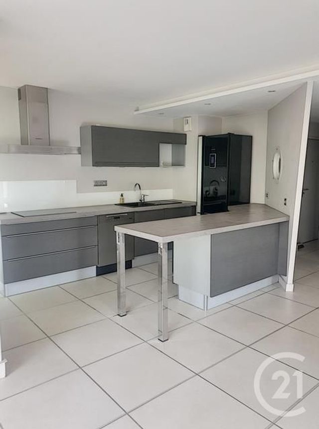 Appartement F3 à louer - 3 pièces - 90.45 m2 - CHAMALIERES - 63 - AUVERGNE - Century 21 Stéphane Roume Immobilier