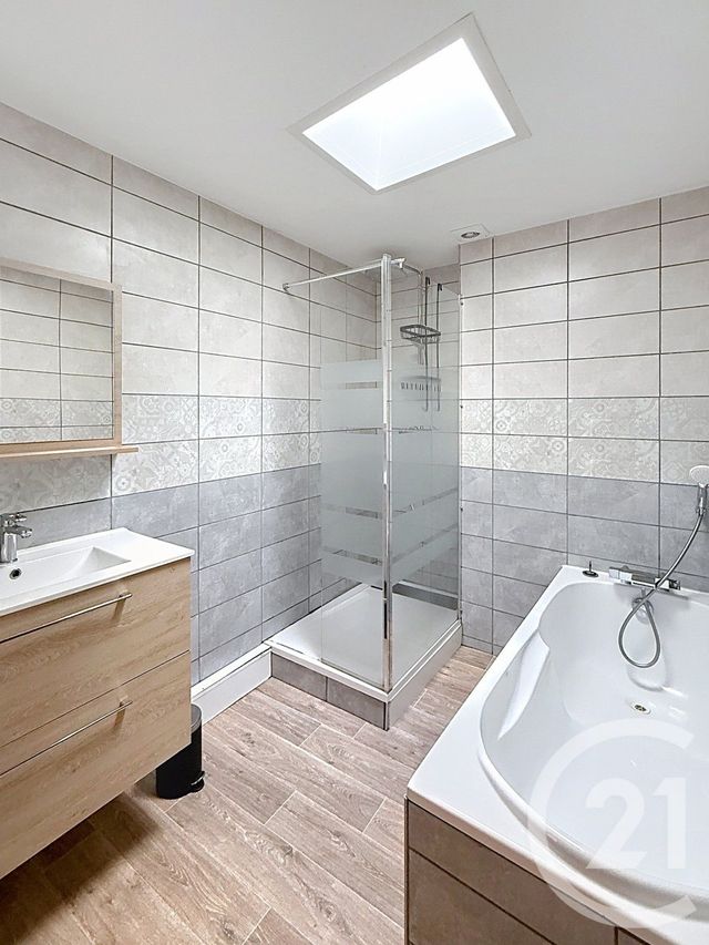 Appartement F3 à vendre - 3 pièces - 79.79 m2 - CEYRAT - 63 - AUVERGNE - Century 21 Stéphane Roume Immobilier
