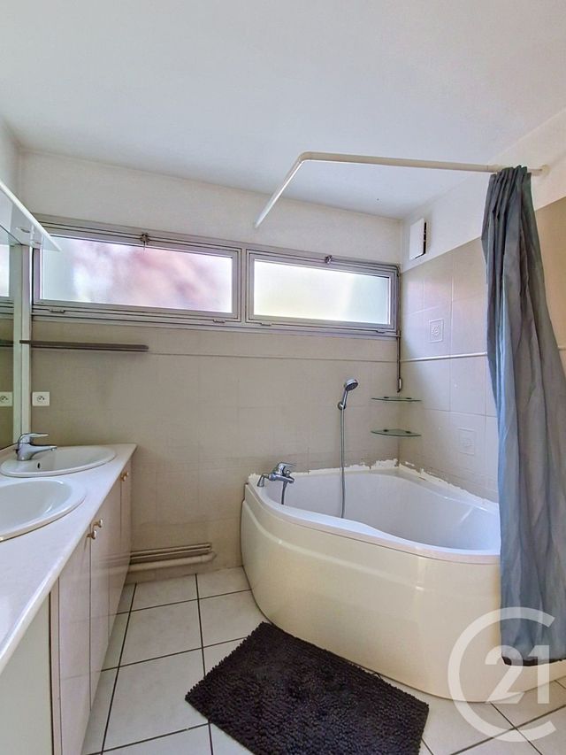 Appartement T4 à vendre - 4 pièces - 96.92 m2 - CLERMONT FERRAND - 63 - AUVERGNE - Century 21 Stéphane Roume Immobilier