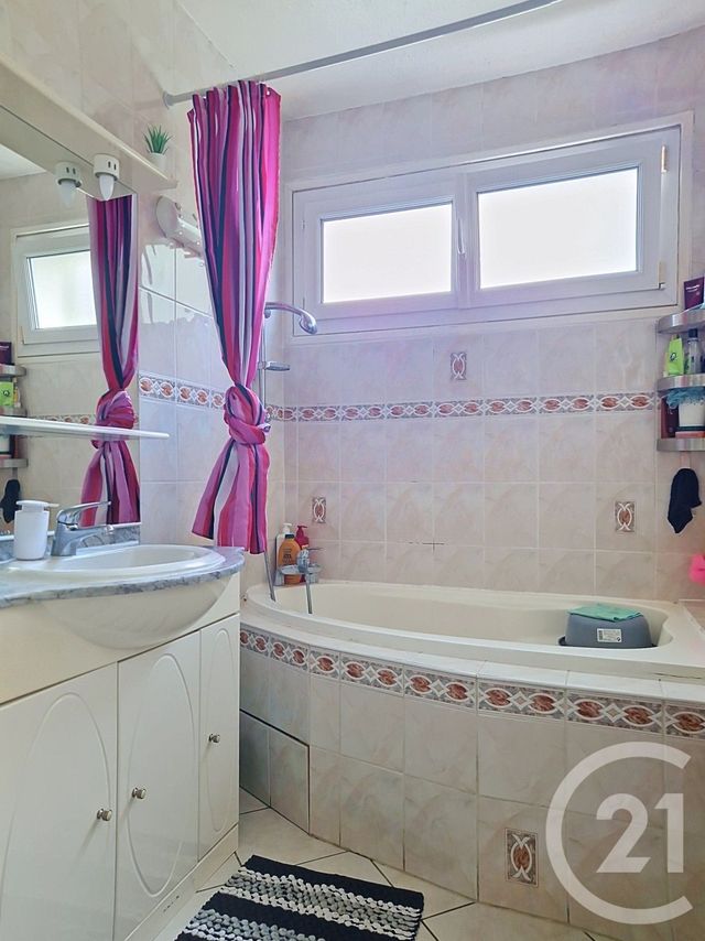 Appartement T5 à vendre - 5 pièces - 75.25 m2 - CLERMONT FERRAND - 63 - AUVERGNE - Century 21 Stéphane Roume Immobilier