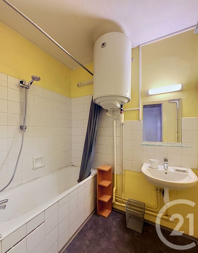 Appartement F1 à vendre - 1 pièce - 28.5 m2 - CLERMONT FERRAND - 63 - AUVERGNE - Century 21 Stéphane Roume Immobilier