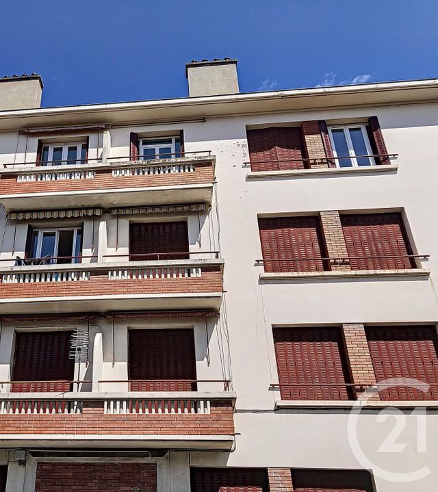 Appartement F3 à vendre - 4 pièces - 74.15 m2 - CLERMONT FERRAND - 63 - AUVERGNE - Century 21 Stéphane Roume Immobilier Appartement F3 à vendre - 4 pièces - 74.15 m2 - CLERMONT FERRAND - 63 - AUVERGNE - Century 21 Stéphane Roume Immobilier
